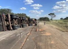 CARRETA TOMBA COM CARGA DE CELULOSE EM TUPI PAULISTA SP
