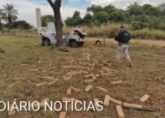 EM BRASILÂNDIA MS, MOTORISTA BATE CARRO EM ÁRVORE DURANTE FUGA DA PRF E DROGAS SE ESPALHAM